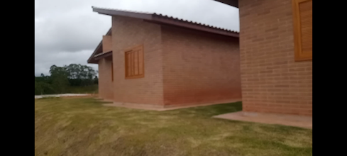 Muro com tijolos vazados e paisagismo
